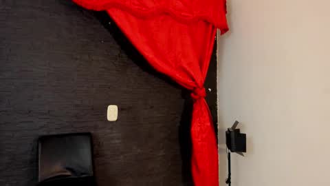 Snapshot of miiaah_kaliffa chatting on 10.02.25 MELANIE online show from 10.02.25