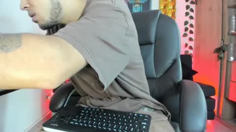 Snapshot of mikee_scooth chatting on 12.27.24 mikee_scooth online show from 12.27.24