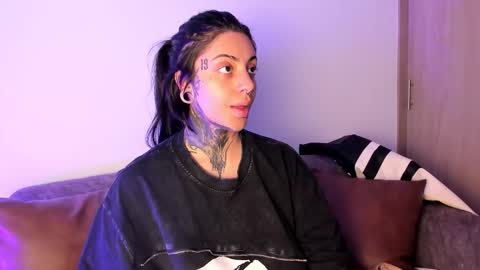 Snapshot of mila_monty__ chatting on 10.26.25     online show from 10.26.25