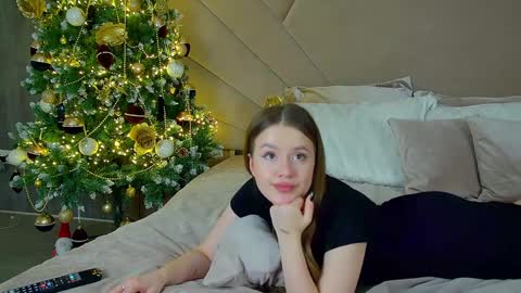 Snapshot of milanabalmain chatting on 12.24.24 MilanaBalmain online show from 12.24.24