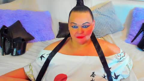 Snapshot of milanabiegert chatting on 01.12.25 Lana online show from 01.12.25