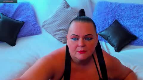 Snapshot of milanabiegert chatting on 09.10.25 Lana online show from 09.10.25