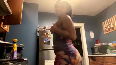 Snapshot of milanthesub chatting on 11.19.25 milanthesub online show from 11.19.25