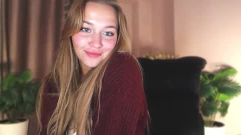 Snapshot of milk_bunny_ chatting on 09.16.25 milk_bunny_ online show from 09.16.25