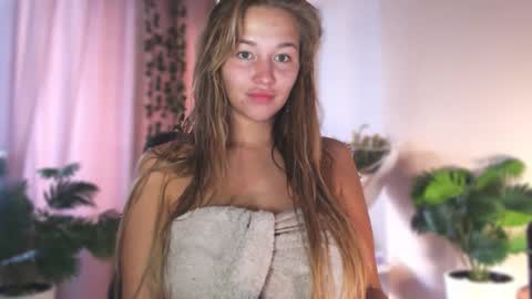 Snapshot of milk_bunny_ chatting on 09.25.25 milk_bunny_ online show from 09.25.25