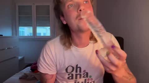 Snapshot of milkymitch chatting on 01.05.25 Mimi online show from 01.05.25