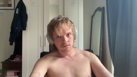 Snapshot of milkymitch chatting on 11.01.25 Mimi online show from 11.01.25