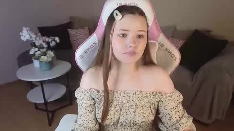 Snapshot of milkyshowproject chatting on 11.08.25 Ula online show from 11.08.25