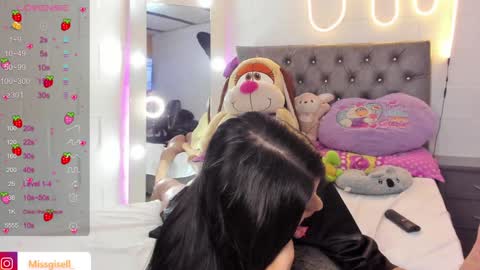 Snapshot of missgissel chatting on 01.04.25 Gisell Gigi online show from 01.04.25