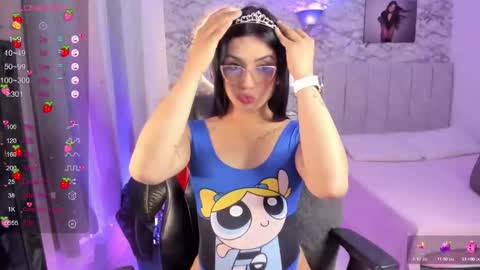 Snapshot of missgissel chatting on 10.11.25 Gisell Gigi online show from 10.11.25