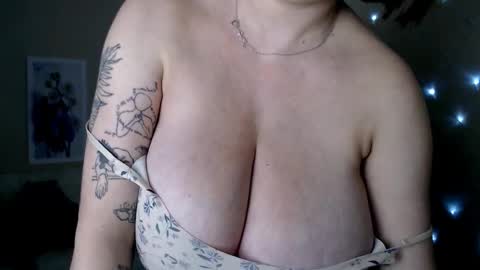 Snapshot of missmelons_ chatting on 12.14.24 Li  online show from 12.14.24