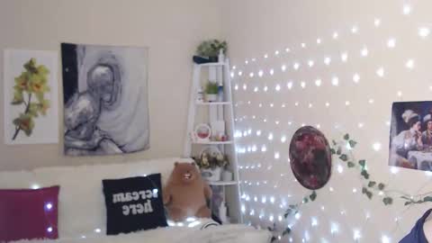 Snapshot of missmelons_ chatting on 02.15.25 Li  online show from 02.15.25