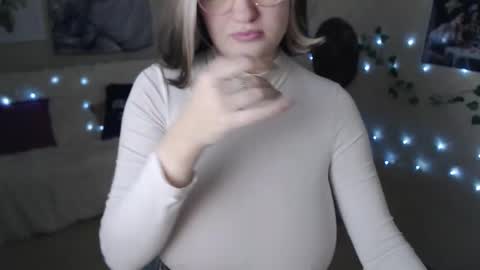 Snapshot of missmelons_ chatting on 02.20.25 Li  online show from 02.20.25