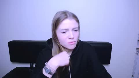 Snapshot of missoliviaa_ chatting on 02.18.25 Olivia online show from 02.18.25