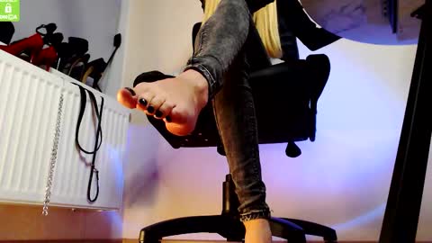 Snapshot of mistress__alice_ chatting on 09.14.25  Mistress Alice  online show from 09.14.25