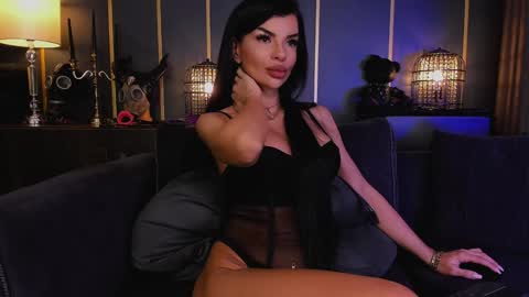 Snapshot of mistresselenia chatting on 01.06.25 Elenia online show from 01.06.25