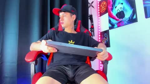 Snapshot of moises_23cm chatting on 12.06.24 moises_23cm online show from 12.06.24