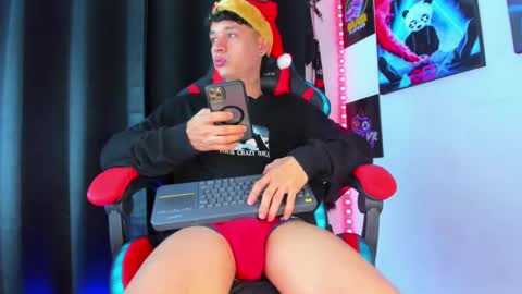 Snapshot of moises_23cm chatting on 12.15.24 moises_23cm online show from 12.15.24