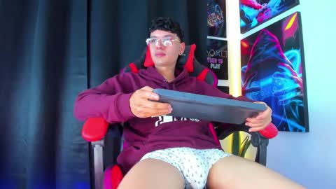 Snapshot of moises_23cm chatting on 02.04.25 moises_23cm online show from 02.04.25