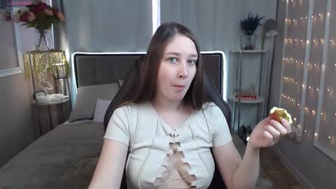 Snapshot of molly_moretti chatting on 03.10.25   check my bio online show from 03.10.25