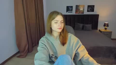 Snapshot of mollydangerous chatting on 12.19.24 Taisha online show from 12.19.24