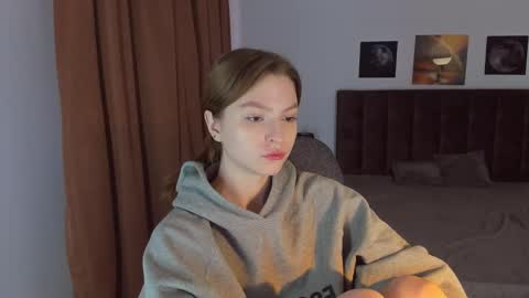 Snapshot of mollydangerous chatting on 12.28.24 Taisha online show from 12.28.24