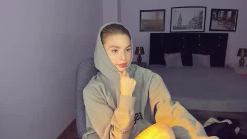 Snapshot of mollydangerous chatting on 12.28.24 Taisha online show from 12.28.24