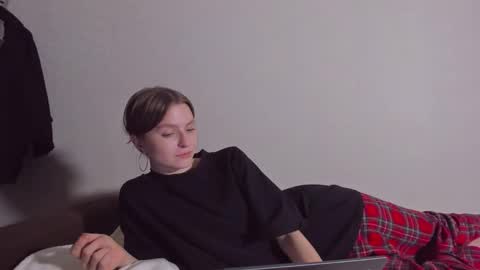 Snapshot of mollydangerous chatting on 02.19.25 Taisha online show from 02.19.25