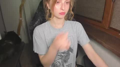 Snapshot of mollydangerous chatting on 10.13.25 Taisha online show from 10.13.25