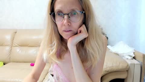 Snapshot of mollystory chatting on 02.01.25 AngelMomm online show from 02.01.25