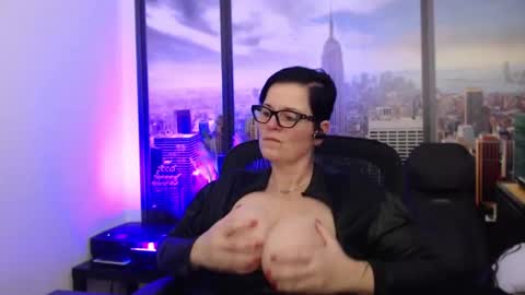 Snapshot of mollysun chatting on 12.14.24 MollySun Nina Randmann online show from 12.14.24