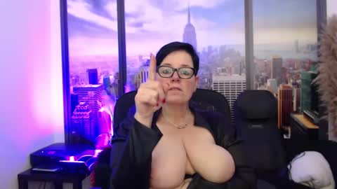 Snapshot of mollysun chatting on 01.19.25 MollySun Nina Randmann online show from 01.19.25