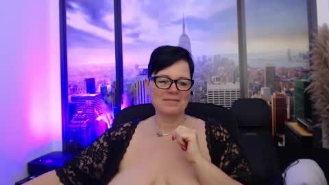 Snapshot of mollysun chatting on 02.18.25 MollySun Nina Randmann online show from 02.18.25