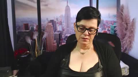 Snapshot of mollysun chatting on 10.12.25 MollySun Nina Randmann online show from 10.12.25