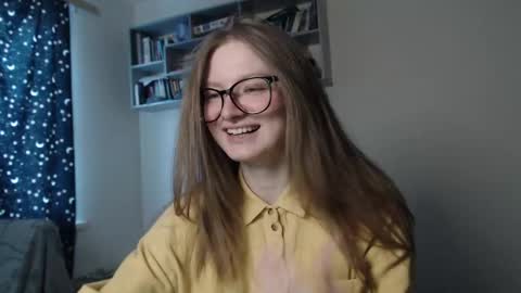 Snapshot of mollytucker chatting on 03.08.25 mollytucker online show from 03.08.25