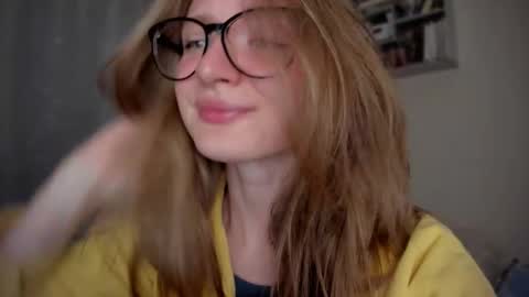 Snapshot of mollytucker chatting on 09.09.25 mollytucker online show from 09.09.25