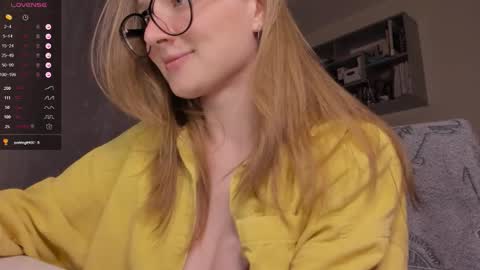 Snapshot of mollytucker chatting on 09.24.25 mollytucker online show from 09.24.25