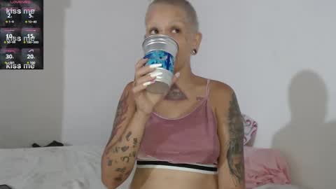 Snapshot of moon_cat85 chatting on 01.05.25 Luna online show from 01.05.25