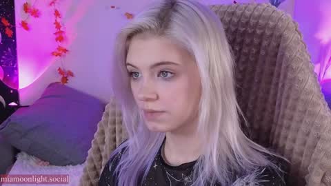 Snapshot of moonlight_mia chatting on 12.04.24 Mia online show from 12.04.24