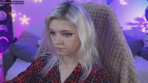 Snapshot of moonlight_mia chatting on 12.15.24 Mia online show from 12.15.24