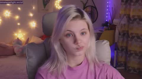 Snapshot of moonlight_mia chatting on 12.24.24 Mia online show from 12.24.24