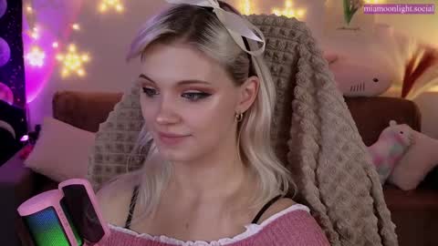 Snapshot of moonlight_mia chatting on 01.15.25 Mia online show from 01.15.25