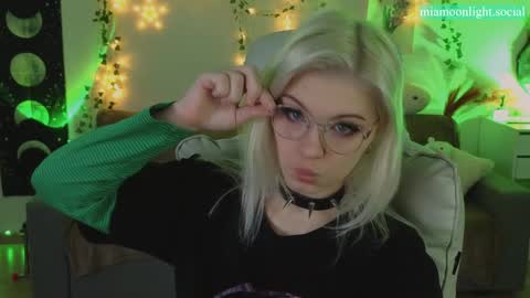 Snapshot of moonlight_mia chatting on 01.22.25 Mia online show from 01.22.25