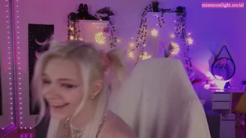 Snapshot of moonlight_mia chatting on 01.24.25 Mia online show from 01.24.25