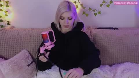 Snapshot of moonlight_mia chatting on 02.16.25 Mia online show from 02.16.25