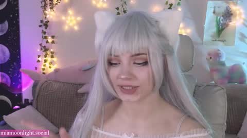 Snapshot of moonlight_mia chatting on 02.19.25 Mia online show from 02.19.25