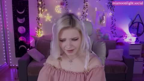 Snapshot of moonlight_mia chatting on 03.08.25 Mia online show from 03.08.25