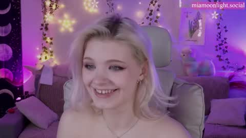 Snapshot of moonlight_mia chatting on 03.08.25 Mia online show from 03.08.25