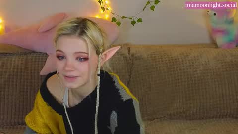 Snapshot of moonlight_mia chatting on 03.12.25 Mia online show from 03.12.25