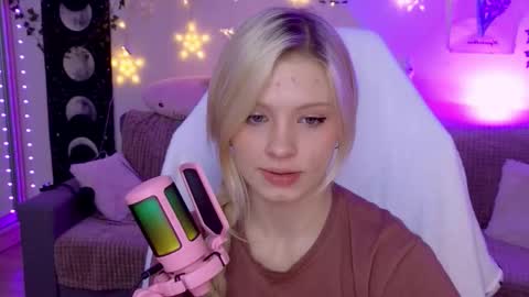 Snapshot of moonlight_mia chatting on 10.14.25 Mia online show from 10.14.25